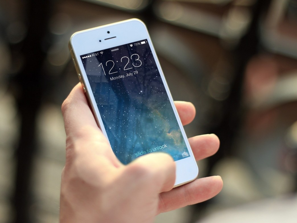 iPhone 18 Pro Hit by Face ID Glitches and Green Line Scares